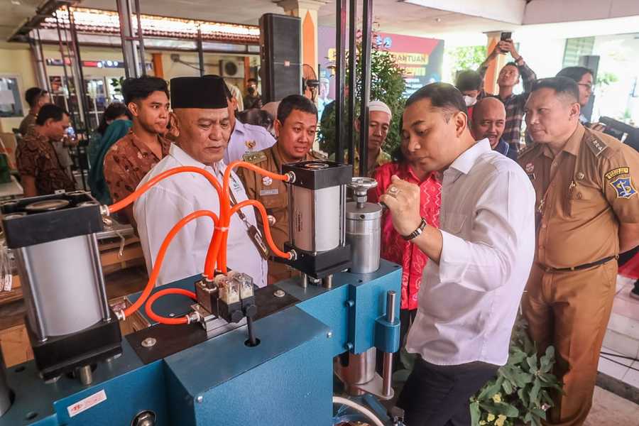 Siap Naik Kelas, Pemkot Surabaya-Baznas Beri 5 Paket Alat Untuk Pengrajin Sepatu Tambak Osowilangun